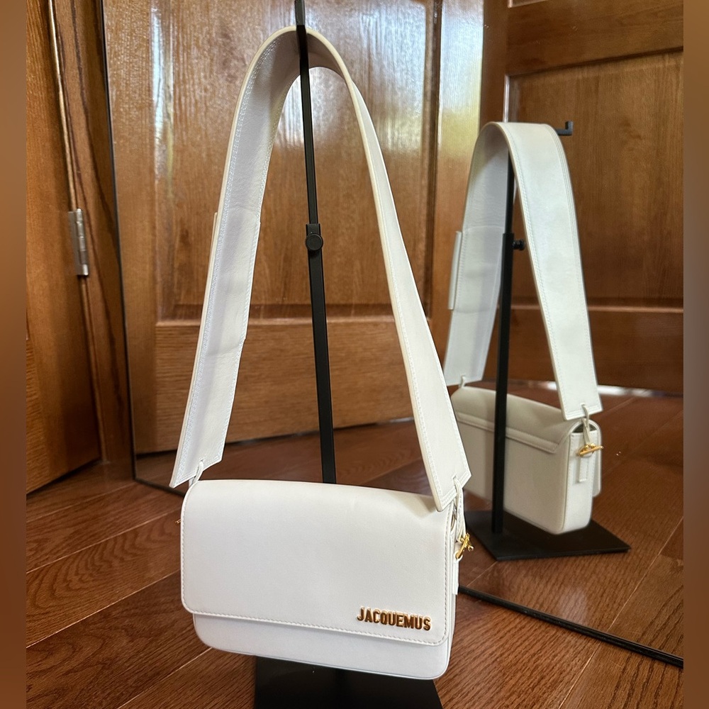 JACQUEMUS Le Carinu Leather Shoulder Bag in white